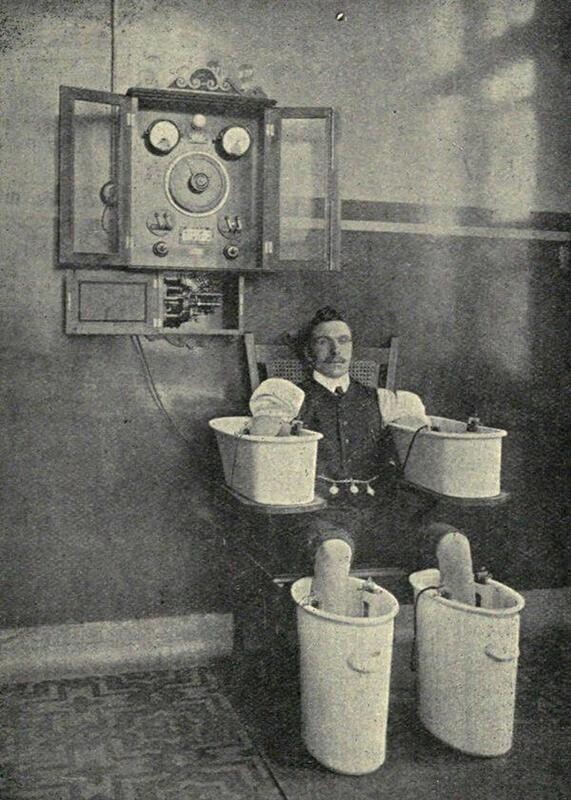 Электрическая ванна из 1910-ого. Тогда врачи пытались лечить ревматизм электричеством и водой