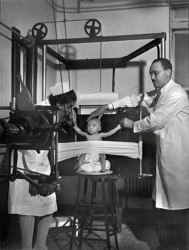 Один из первых рентгеновских аппаратов