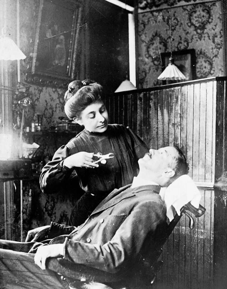 Женщины-стоматологи, 1909 год