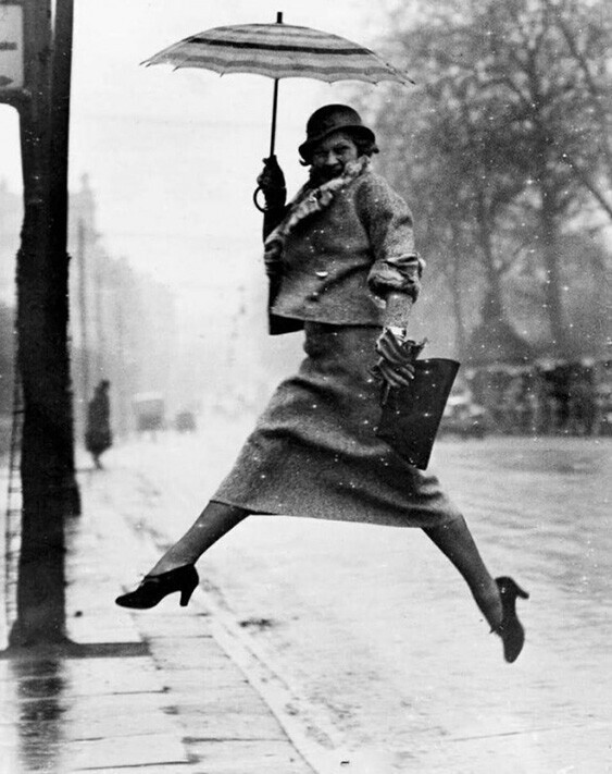 «Портрет с зонтиком в прыжке» 1934 год. Фотограф Мартин Мункачи
