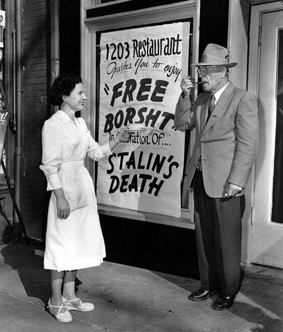 Бесплатный борщ в ресторане, принадлежащим украинской общине по случаю смерти Сталина. Нью-Йорк, 1953 год