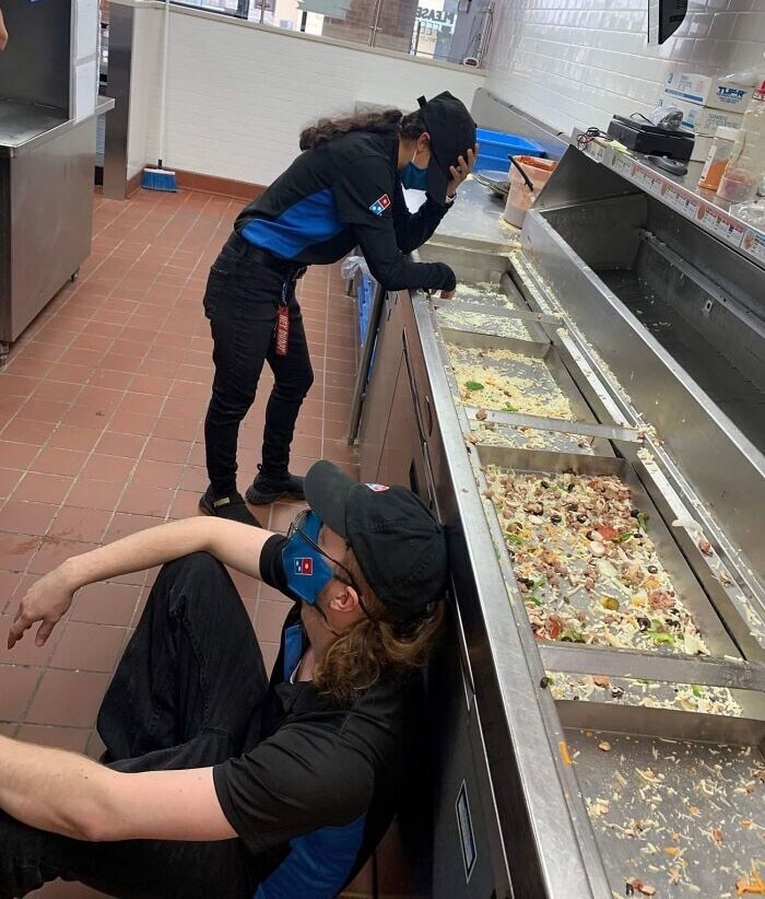 4. "Работницы пиццерии после смены. Всю еду разобрали за 4 часа"