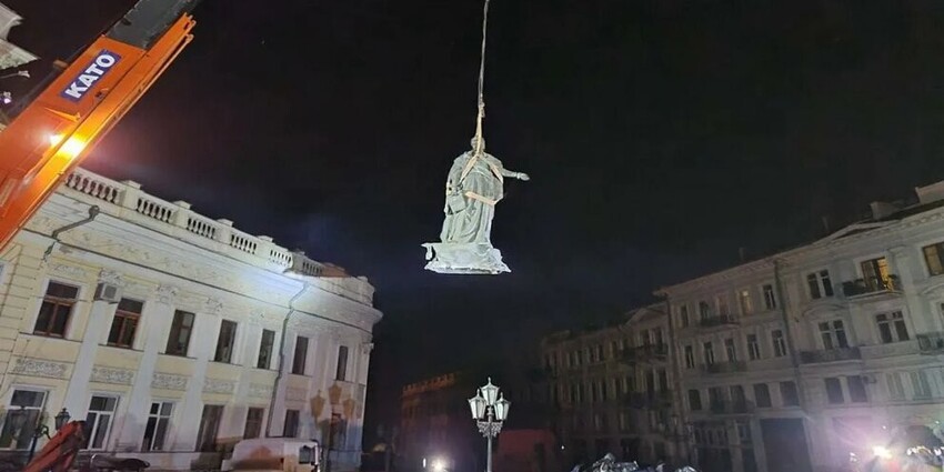 В Одессе снесли памятники Екатерине II и Александру Суворову