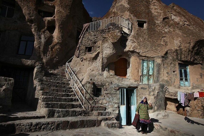 Удивительные древние жилища вырезанные в камне