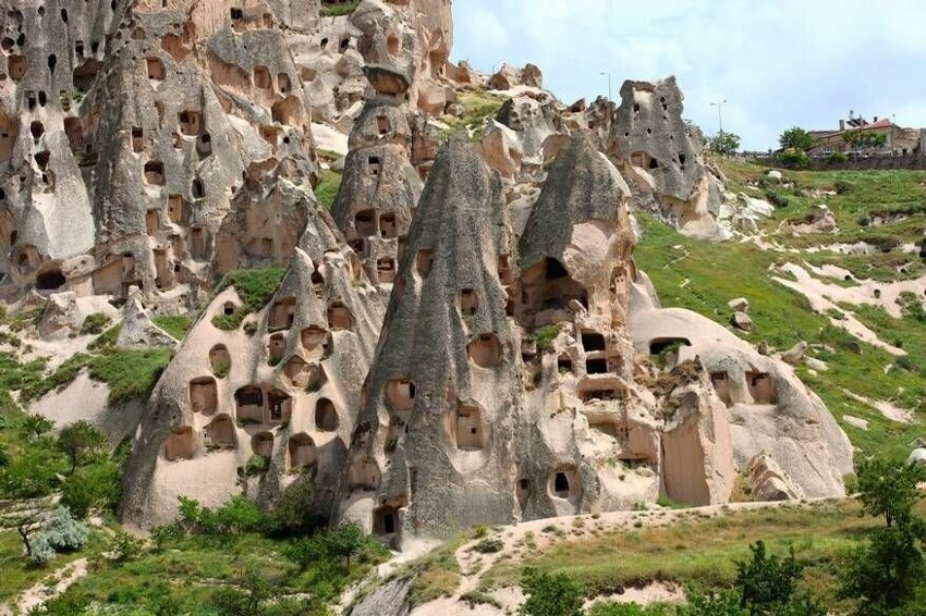 Удивительные древние жилища вырезанные в камне