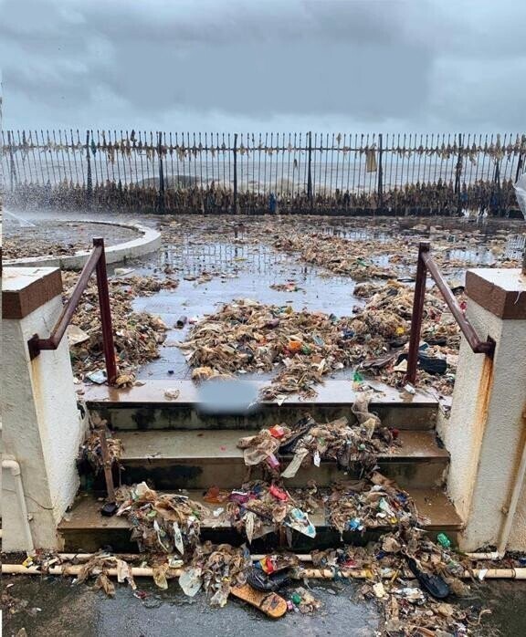 Воды возвращают весь мусор, который хранился в них на протяжении многих лет, Мумбаи