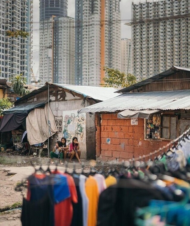 Сообщество городской бедноты, застроенное многоэтажными кондоминиумами. Кесон-Сити, Филиппины