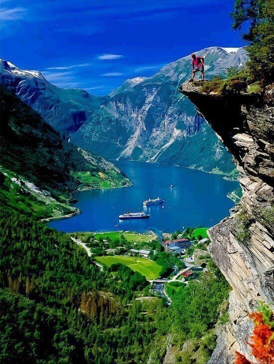 Фъорд Гейрангер, Норвегия. Круизные лайнеры помогают проиллюстрировать размеры гор