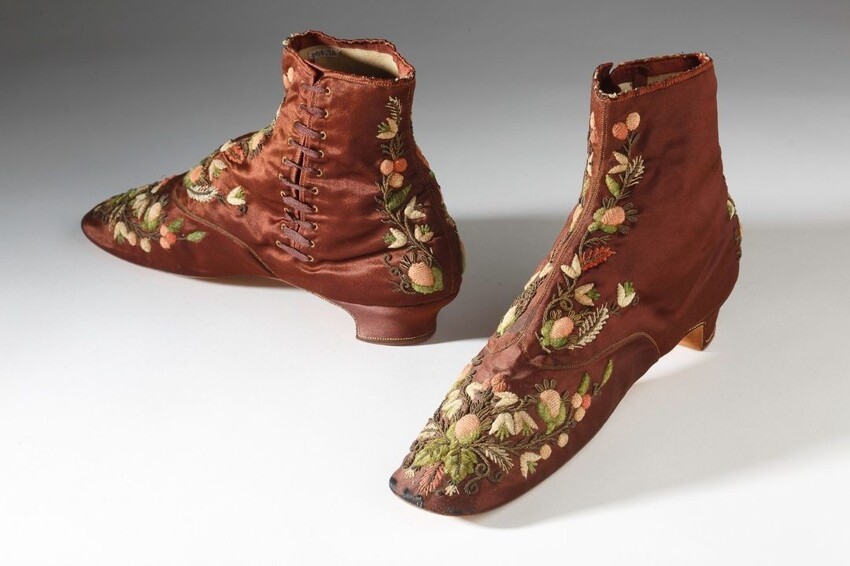 Пара вышитых вручную женских ботинок из Франции, 1855—1860 
