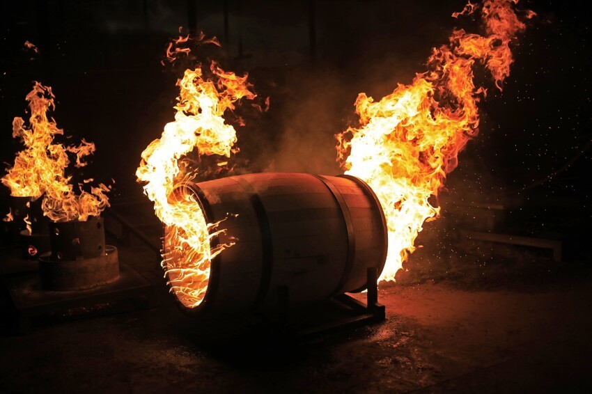 Игры сжигание. Burned Barrel. Bourbon industry. The sign "Fire Barrel with instructions".