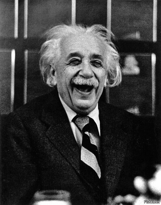 Альберт Эйнштейн на обеде в Принстоне, где располагался университет, в которо...