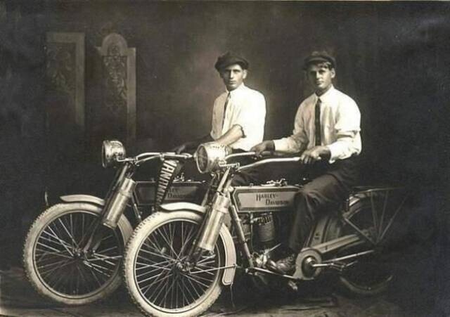 Уильям Харли и Артур Дэвидсон основатели мотоциклетной компании