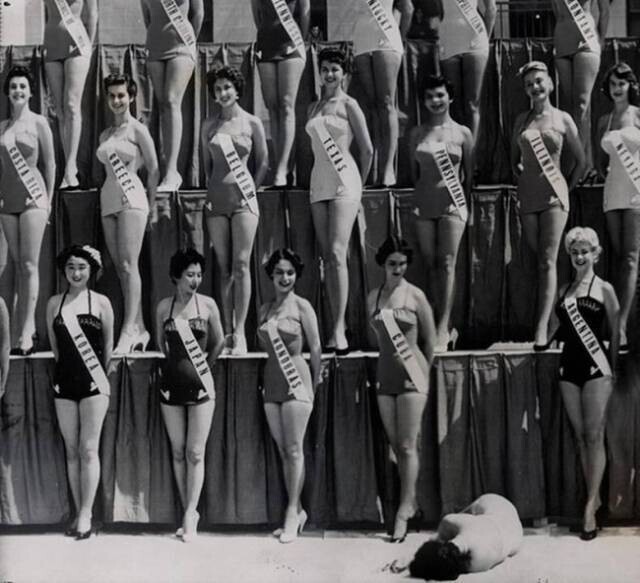 Мисс Новая Зеландия теряет сознание во время конкурса Мисс Вселенная, Лонг-Бич,1954 год