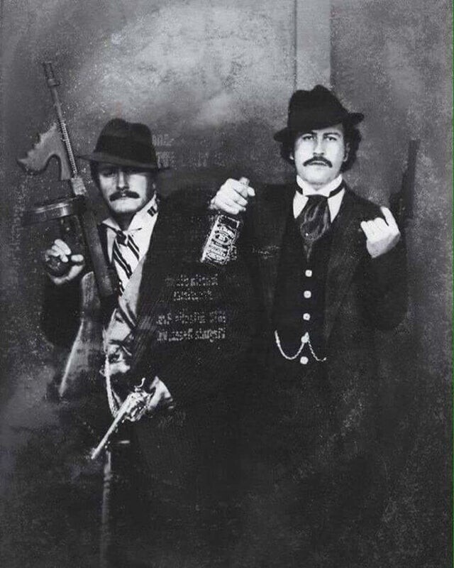 Пабло Эскобар и его двоюродный брат, переодетые американскими гангстерами