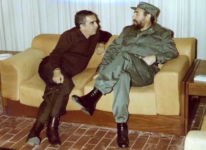 Габриэль Гарсиа Маркес беседует с Фиделем Кастро