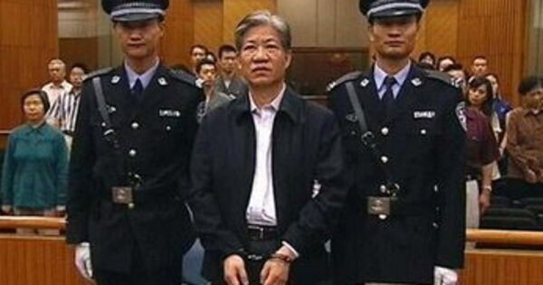Бывший министр, приговоренный к смертной казни за коррупцию в Китае в 2007 году. Чжэн Сяоюй был обвинен в получении взяток на сумму около 1,6 миллиона долларов