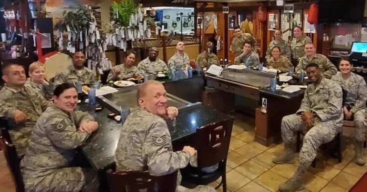 7. Семья из пяти человек удивила 18 военнослужащих, полностью оплатив их обед