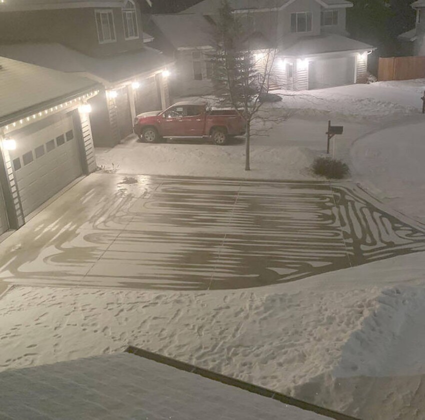 Вместо того чтобы махать лопатой, мои соседи отапливают подъездную дорожку, растапливая свежий снег
