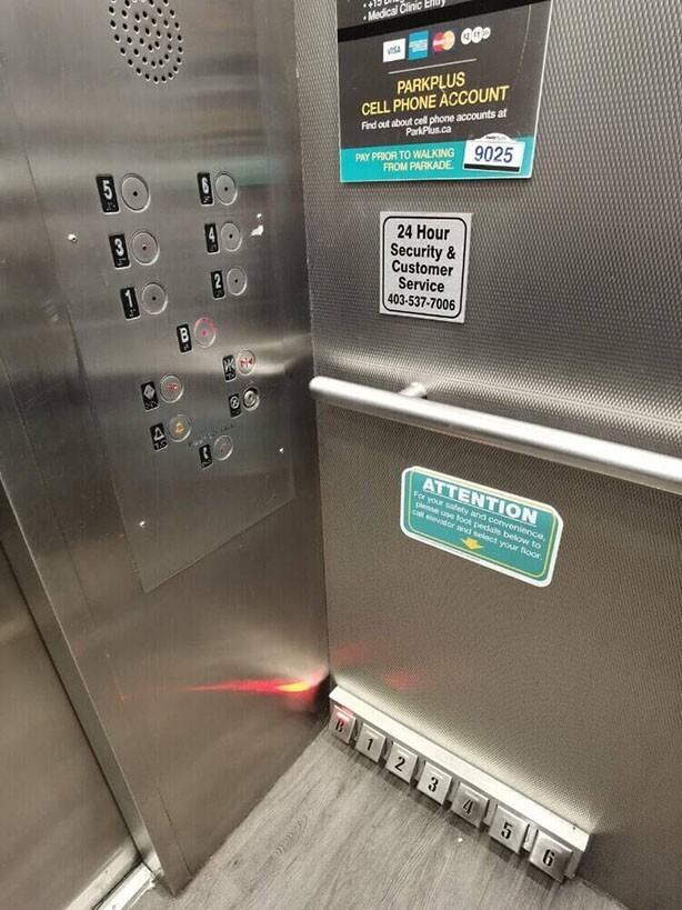 Педали в этом лифте позволяют нажать ногой на нужный этаж, когда у вас заняты руки