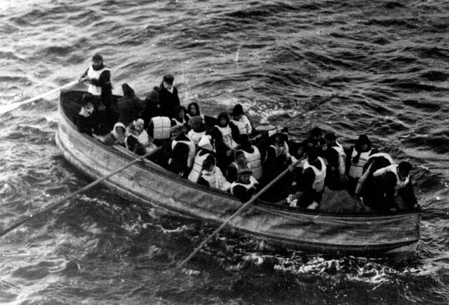 Выжившие с "Титаника" в спасательной шлюпке, 1912 год