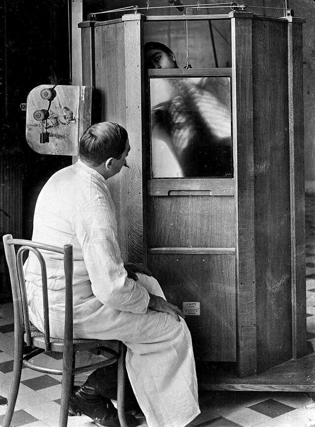 Отделение радиологии доктора Максима Менара в больнице Кочин в Париже, около 1914 года. Позже Мендард потерял палец из-за побочных эффектов от работы с рентгеновским аппаратом