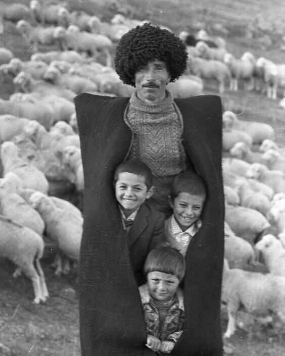 Пастух с детьми в Ханалыге, Азербайджанская ССР, Советский Союз, 1970 г