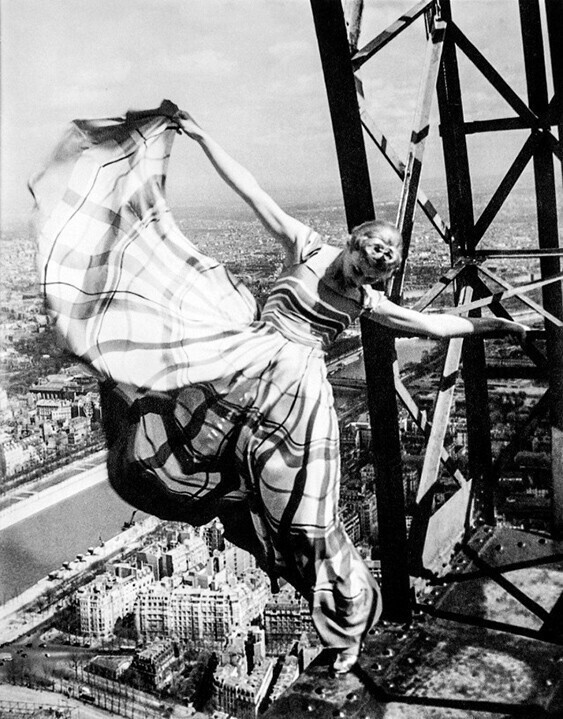 Шведская модель Лиза Фонсангривс на Эйфелевой башне. Фото Erwin Blumenfeld. Париж. Франция. 1939 год