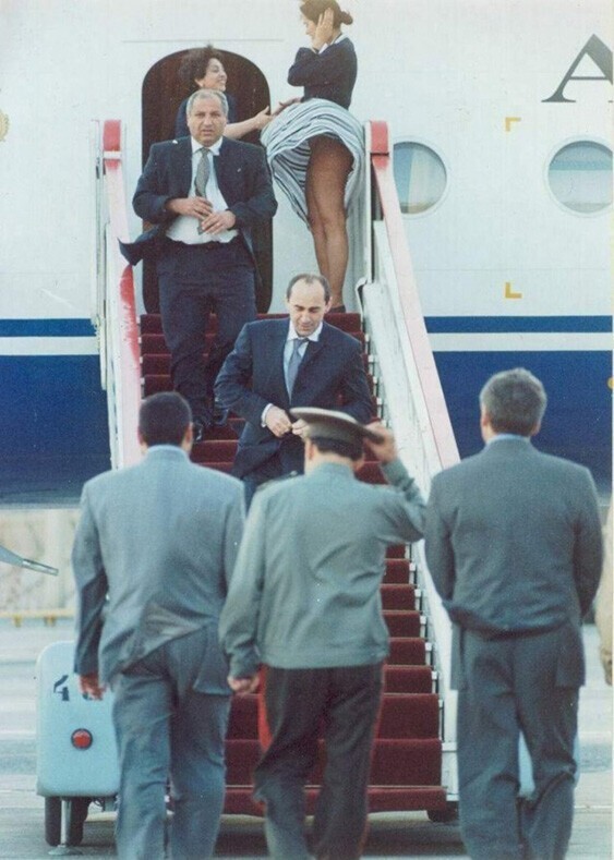 Армянский фотограф Акоп Берберян сделал интересное фото - в 1999 году в аэропорту "Звартноц" во время прилета президента Армении Роберта Кочаряна