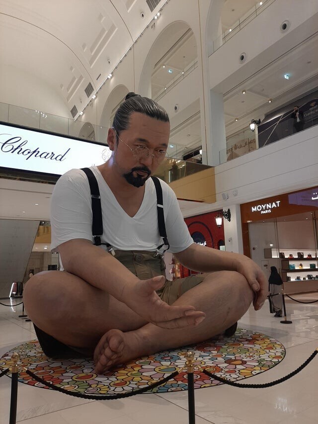 Гигантская живая статуя японского художника Такаши Мураками