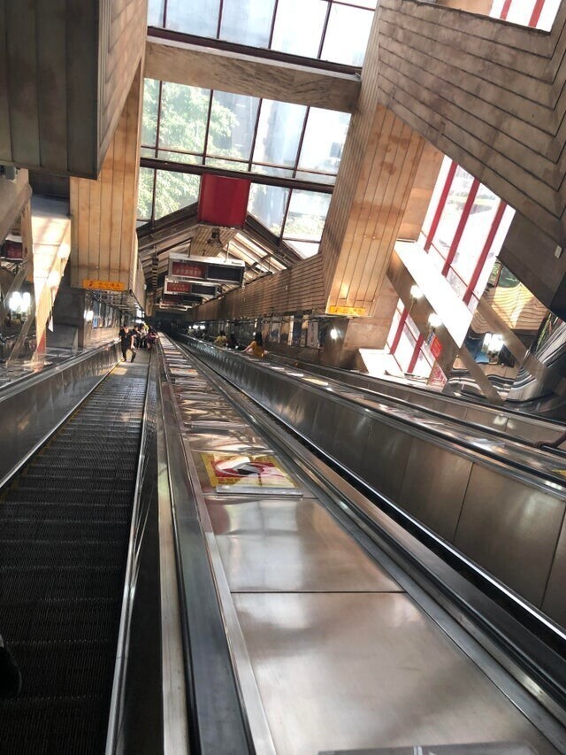 Очень длинный эскалатор на станции метро в Чунцине, Китай