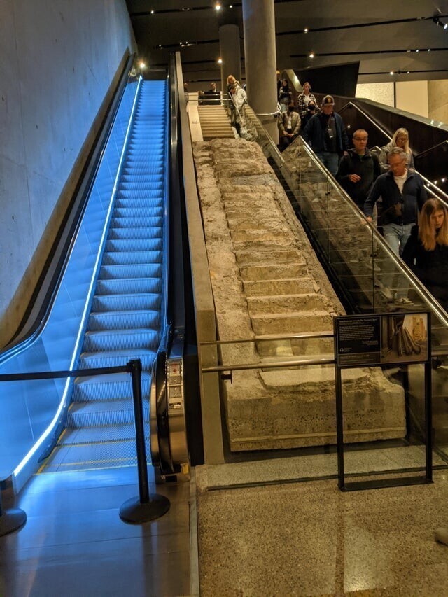 "Лестница выживших". Эта лестница вела под землю из всемирного торгового центра. Люди, которые спустились по этой лестнице, выжили