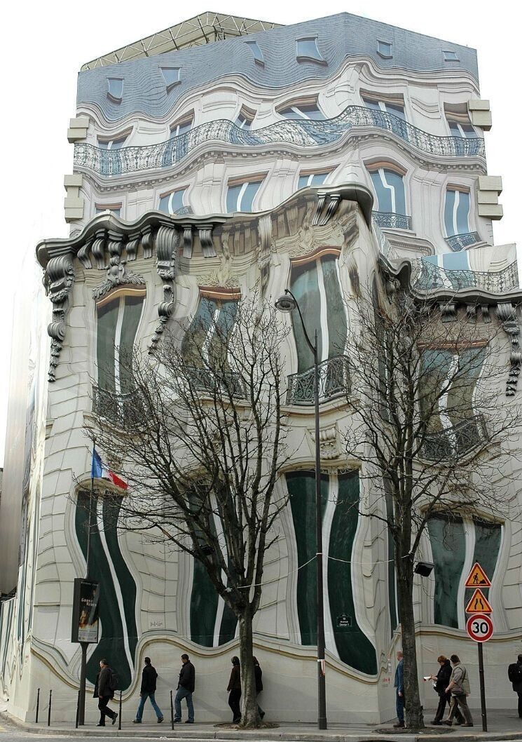 Это здание кажется нереальным, но существует на самом деле - и стоит на бульваре Георга V в Париже. Вся фишка в технике росписи, которой художник придал этому дому "эффект таяния"