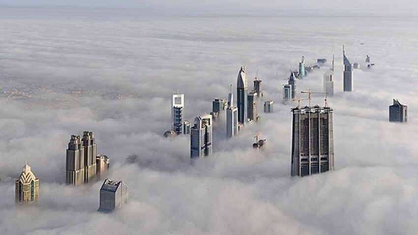 Небоскрёбы Дубая выглядывают над облаками