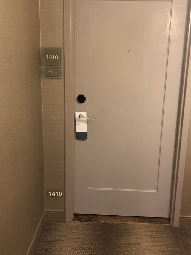 В гостинице в каждой комнате был второй номер рядом с полом. Почему?