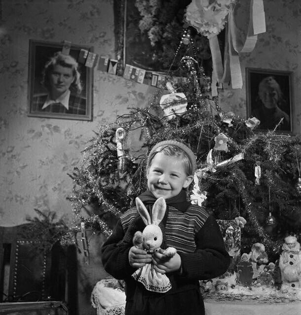 Девочка у новогодней елки, 1950-е годы