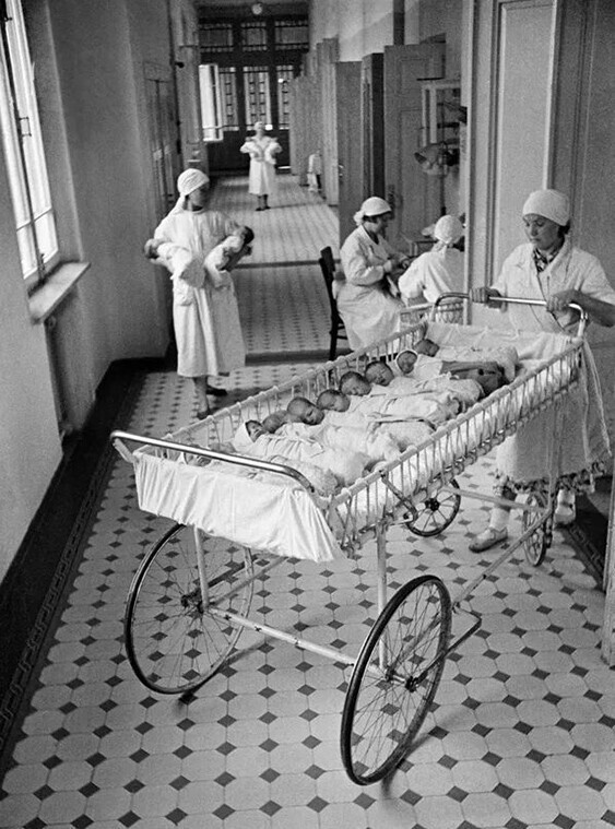 Время кормления новорожденных в одном из родильных домов Москвы. 1957 год