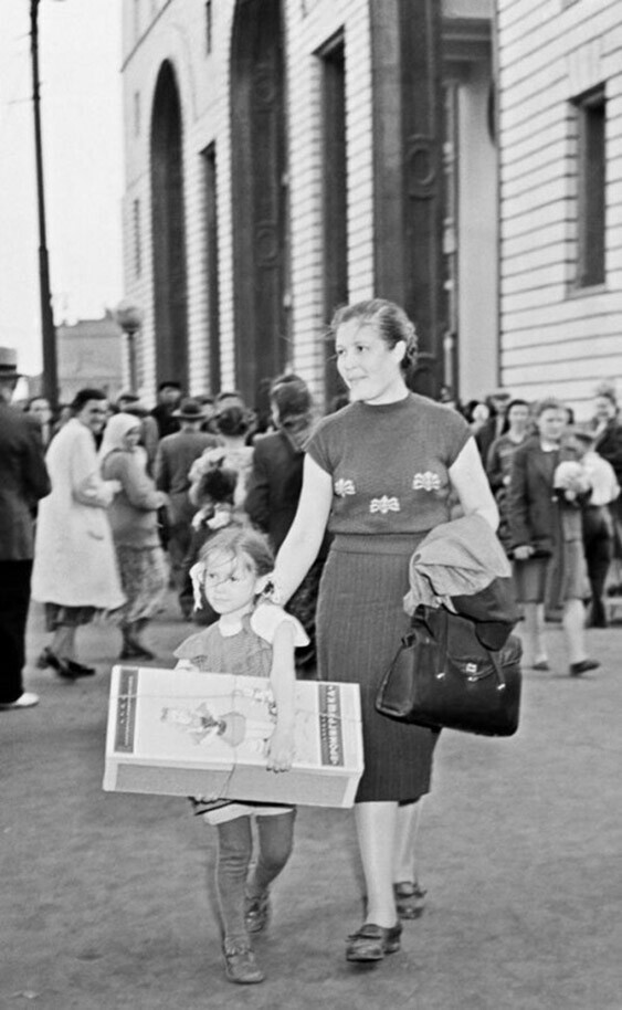 Мама и дочка идут с покупкой из «Детского мира». Москва, 1957 год