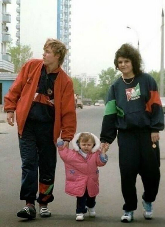 Стильная семья на прогулке. 1990-е