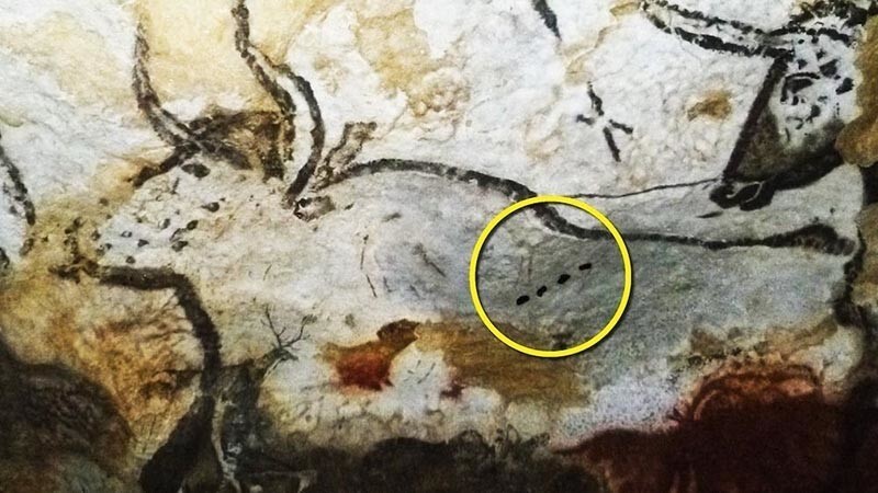 Наскальный рисунок 21 500-летней давности с изображением зубра, вымершего вида крупного рогатого скота, в пещерах Ласко во Франции. Обратите внимание на четыре точки, которые могли иметь особое значение для народов ледникового периода