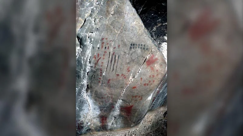 Нефигуративные знаки, датируемые 15 тыс. лет назад, которые охотники-собиратели нарисовали чёрным марганцем и красной охрой в пещере Нио во французских Пиренеях