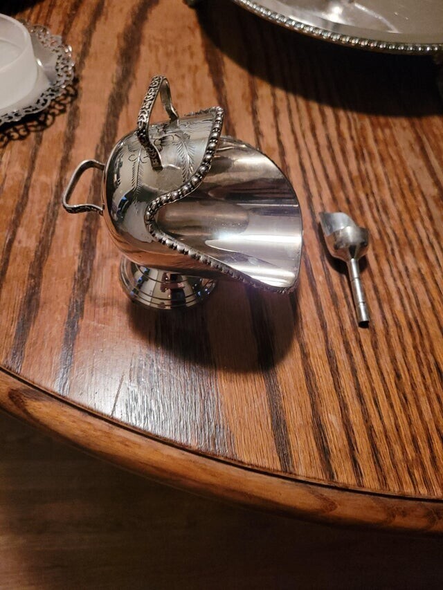 Моя бабушка избавляется от кучи старого столового серебра. Интересно, что это такое?