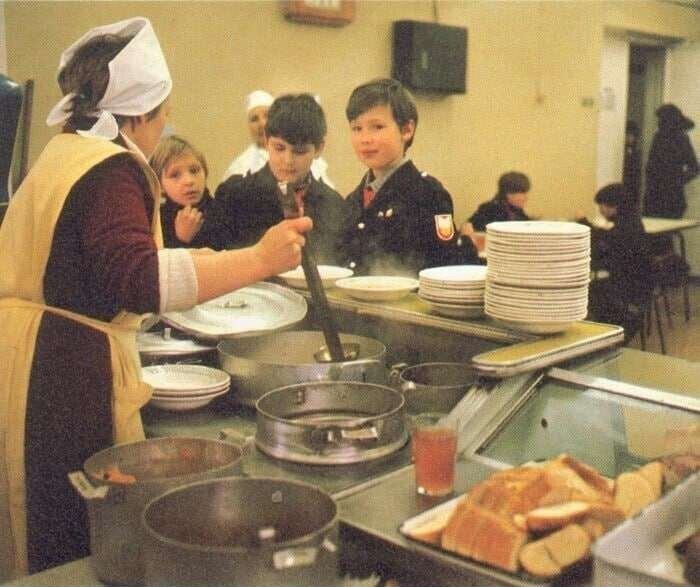 Раздача первого в школьной столовой. СССР. 1980-е