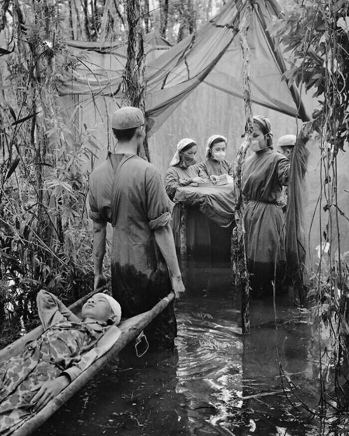Медики Национального фронта освобождения Южного Вьетнама оперируют камбоджийского солдата, 1970 год