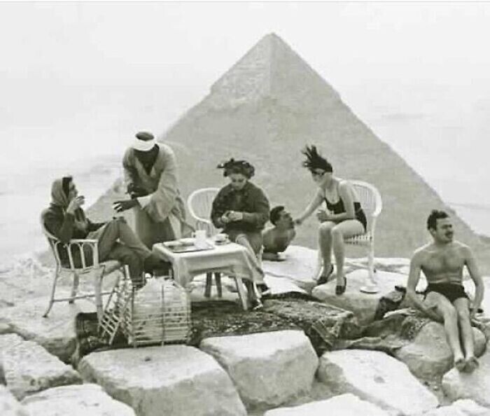 Туристы за чаепитием на Пирамиде Хеопса в Египте, 1938