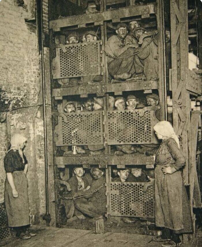 Бельгийские шахтеры поднимаются на лифте после рабочего дня, 1900-е годы