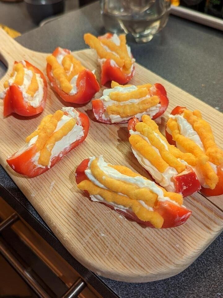 15. “Моя маленькая сестра приготовила свои фирменные фаршированные перцы с сыром и кукурузными палочками”