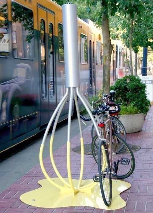 Стойка для велосипедов перед рестораном