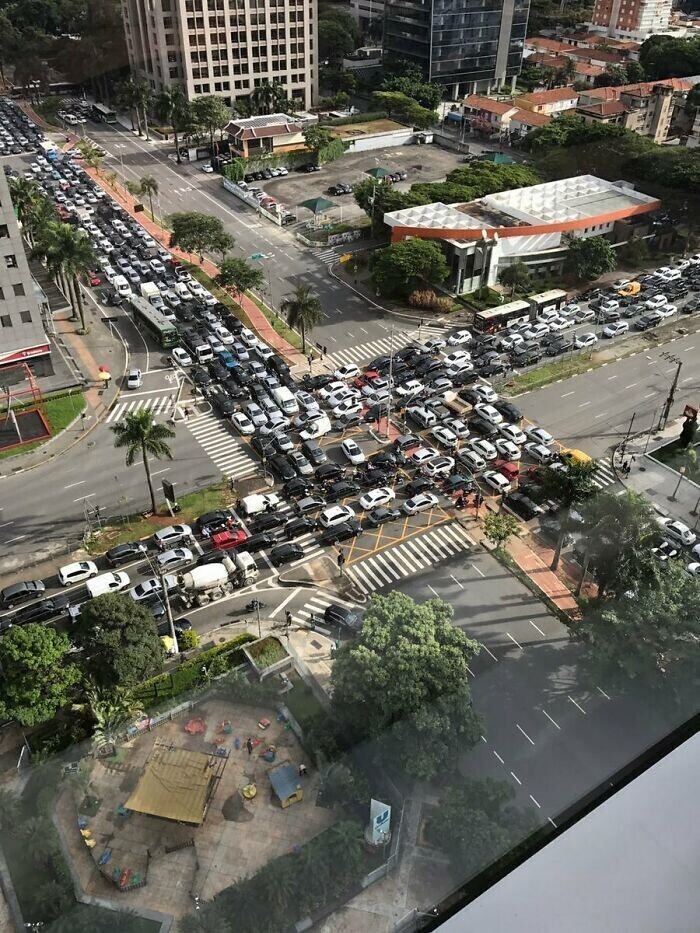 28. Что происходит, если в Сан-Паулу (Бразилия) ломается светофор