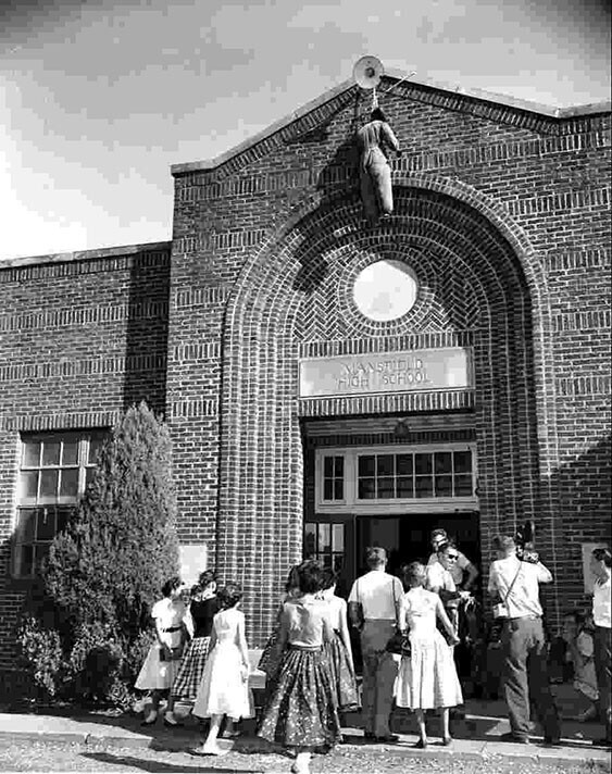 Чучело негра перед входом в школу, как протест против интеграции чернокожего населения, Техас, 1956 год