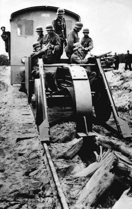 Немецкие солдаты используют железнодорожный плуг (Schwellenpflug) для разрушения путей во время отступления из Советского Союза, 1944 год